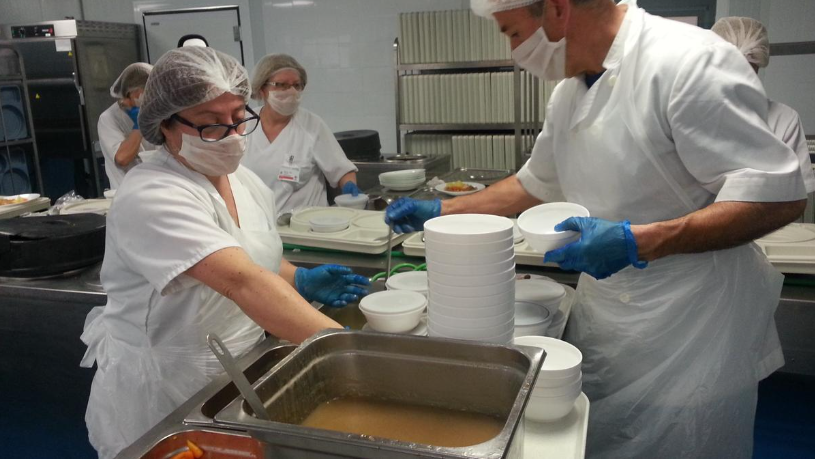 Imagen de un equipo de cocina de un hospital. Los hospitales de la provincia ofrecerán menús especiales de Navidad.