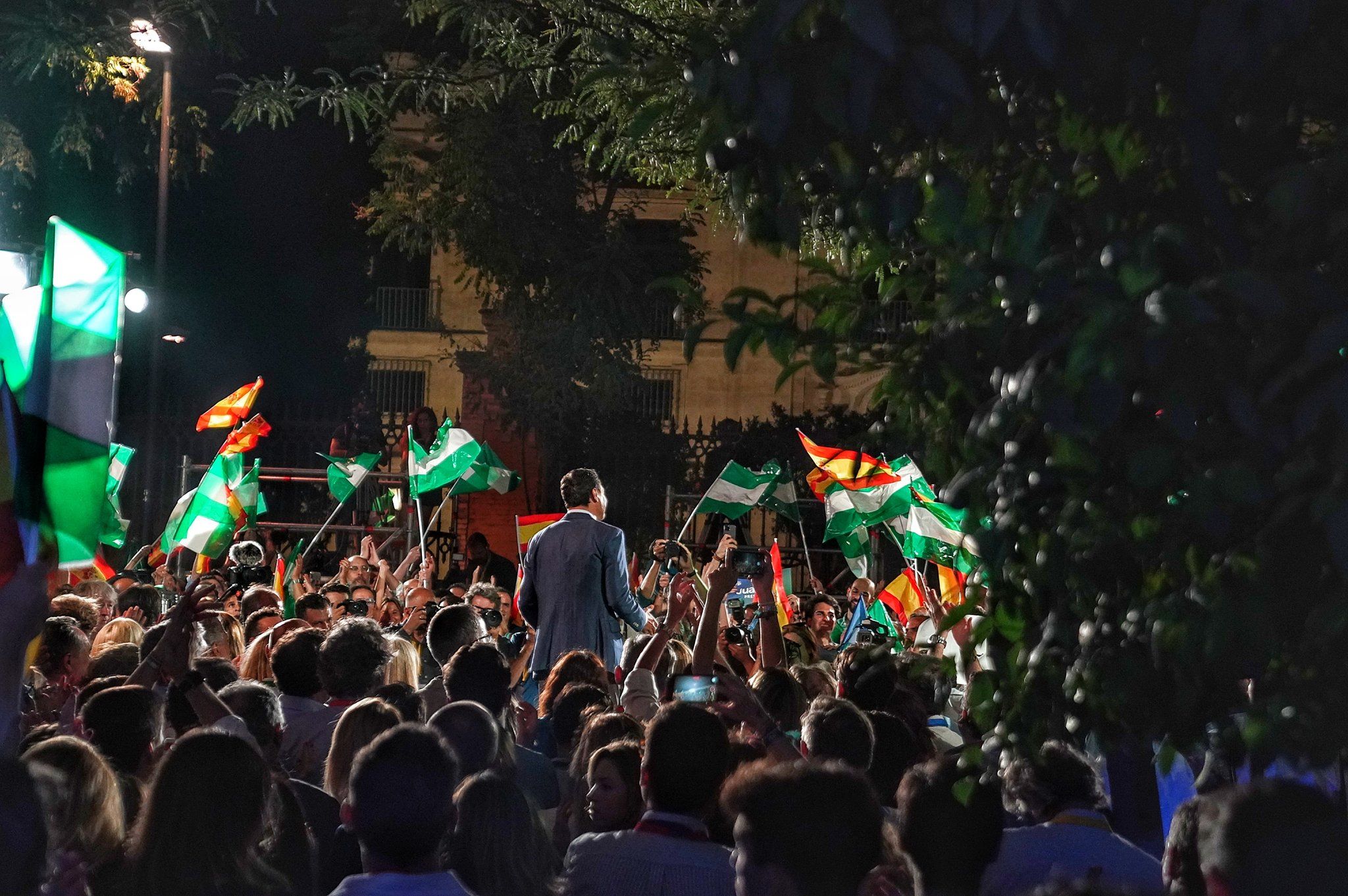 12 meses y 63 noticias políticas, sociales y económicas que han sacudido 2022. Juanma Moreno, en la calle San Fernando de Sevilla, en la noche del pasado 19J celebrando su mayoría absoluta en las elecciones autonómicas.