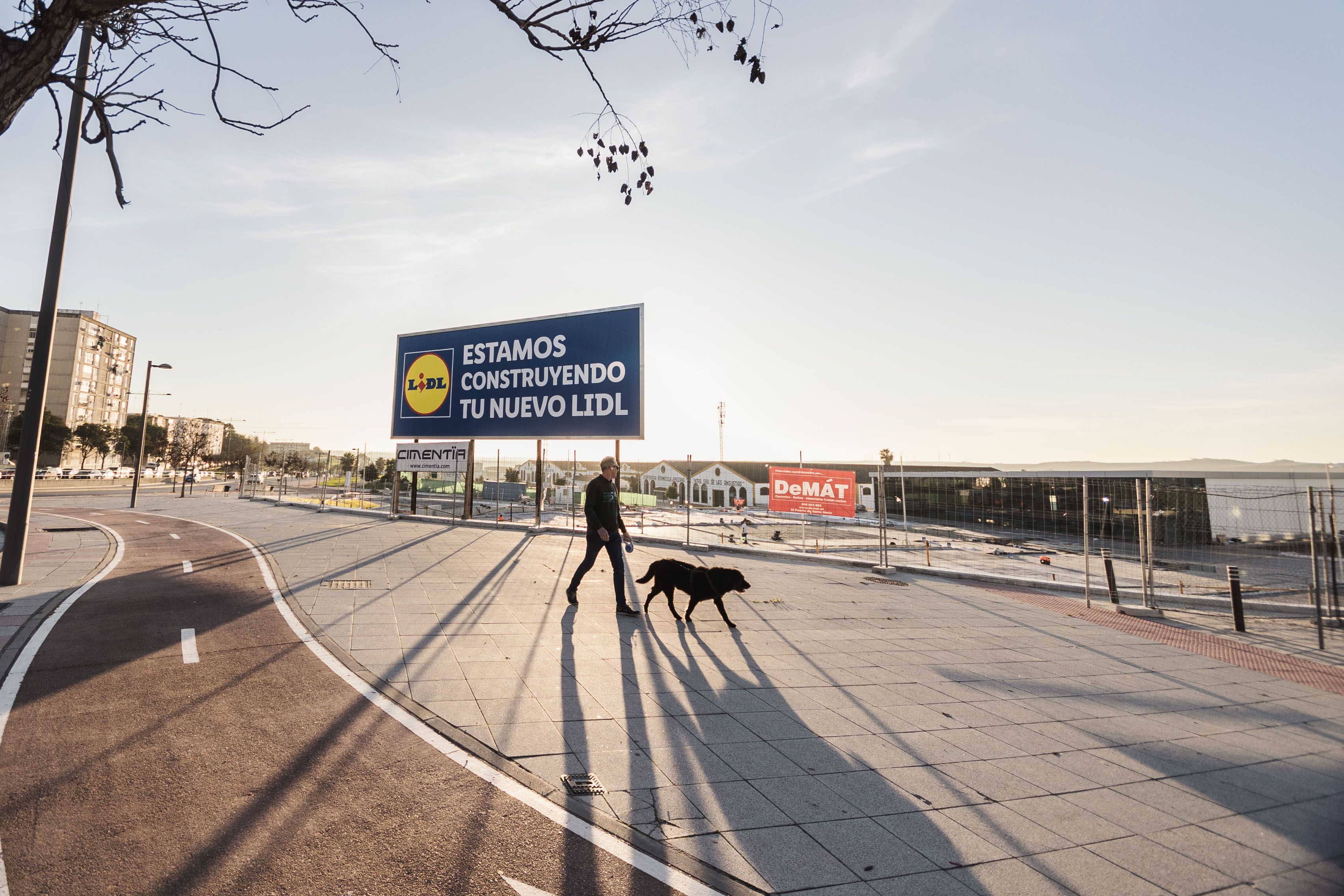 Zona junto al Hospital de Jerez, donde empiezan a ver la luz proyectos comerciales como un nuevo Lidl, en una imagen de este viernes.