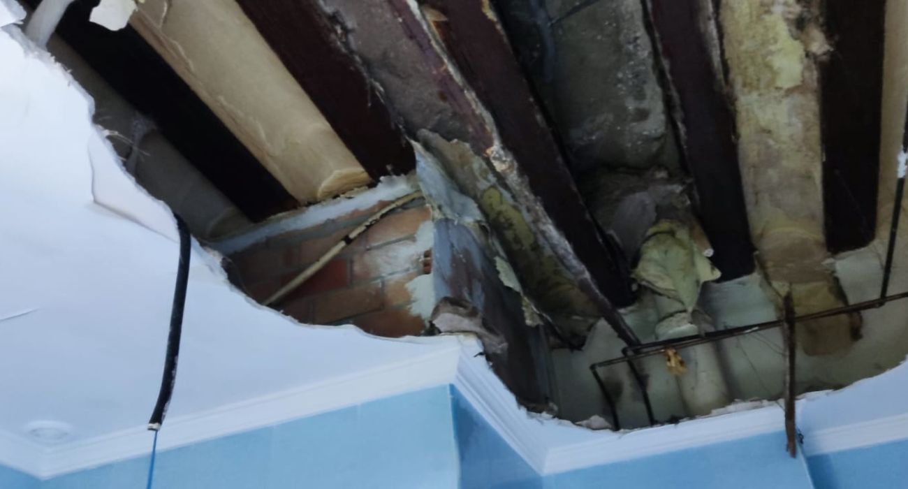 Parte del techo caído que ha llevado al desalojo de dos viviendas en Cádiz.