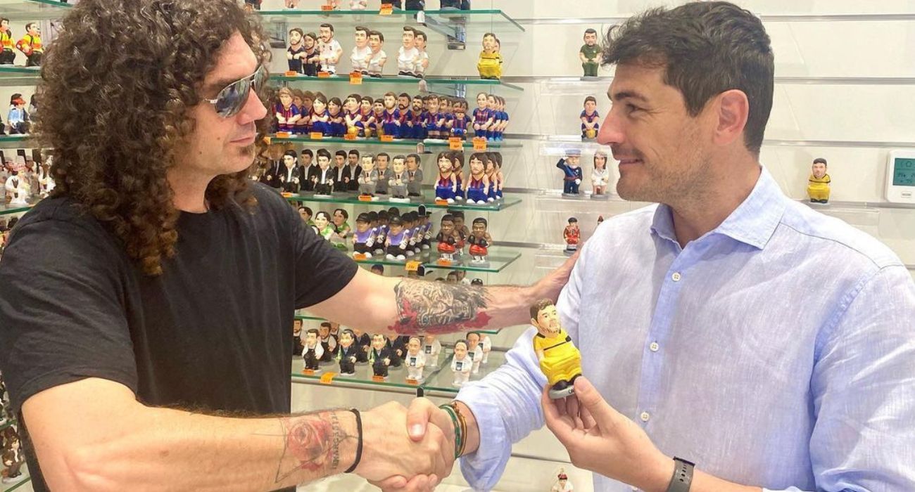 El Hombre de Negro, junto a Iker Casillas, en la tienda de 'caganers' que tiene a Putin y al Papa entre las figuras. 