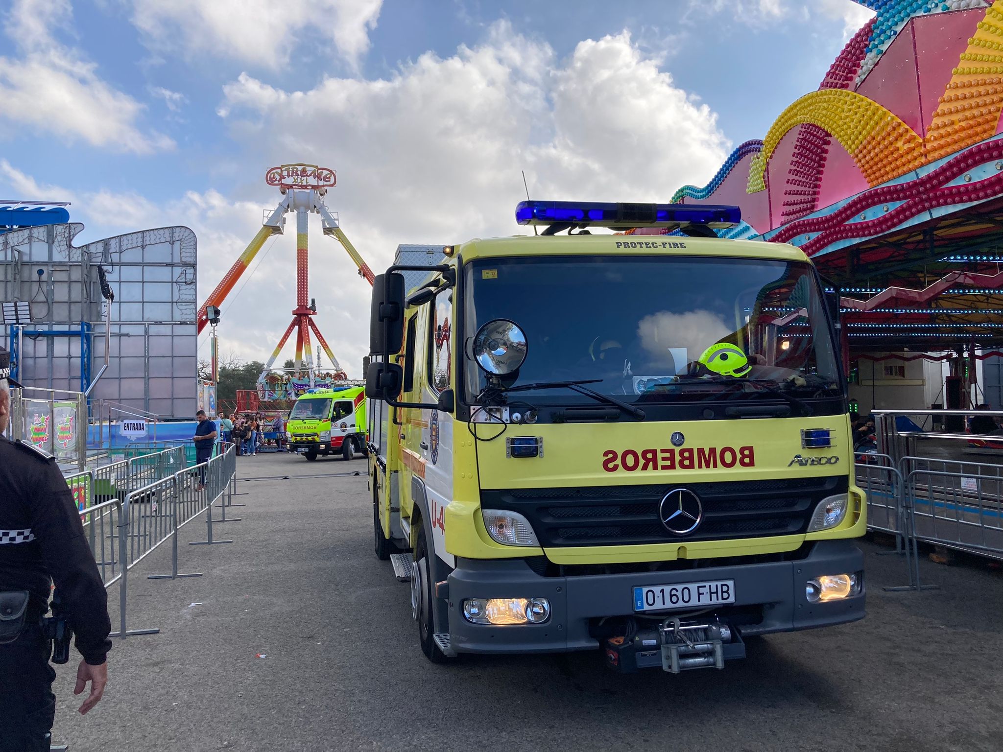 Rescatan a tres niños a siete metros de altura en una atracción de la Feria de la Navidad en Jerez.