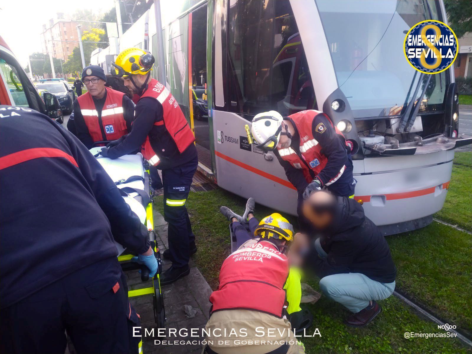 Dos heridos tras ser golpeados por el Metrocentro en Sevilla.