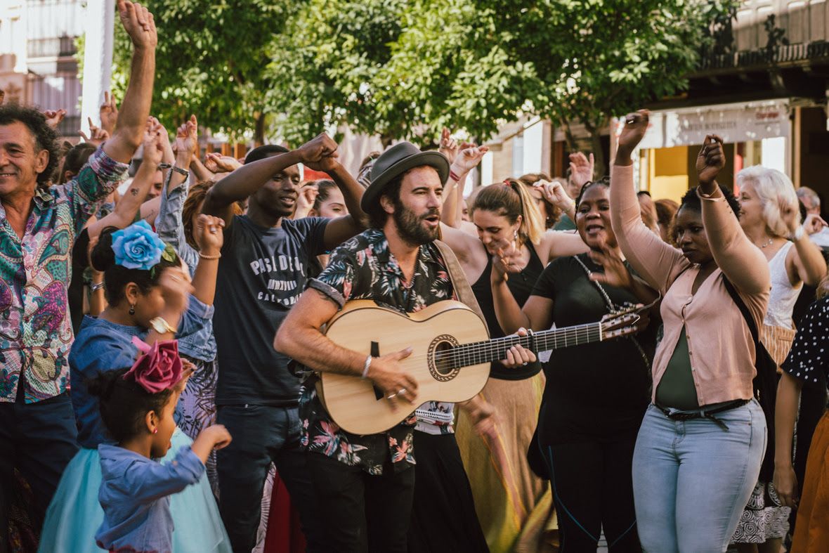 El Canijo de Jerez, cantando en una calle de Sevilla. FOTO: BEATRIZ TAMARIT
