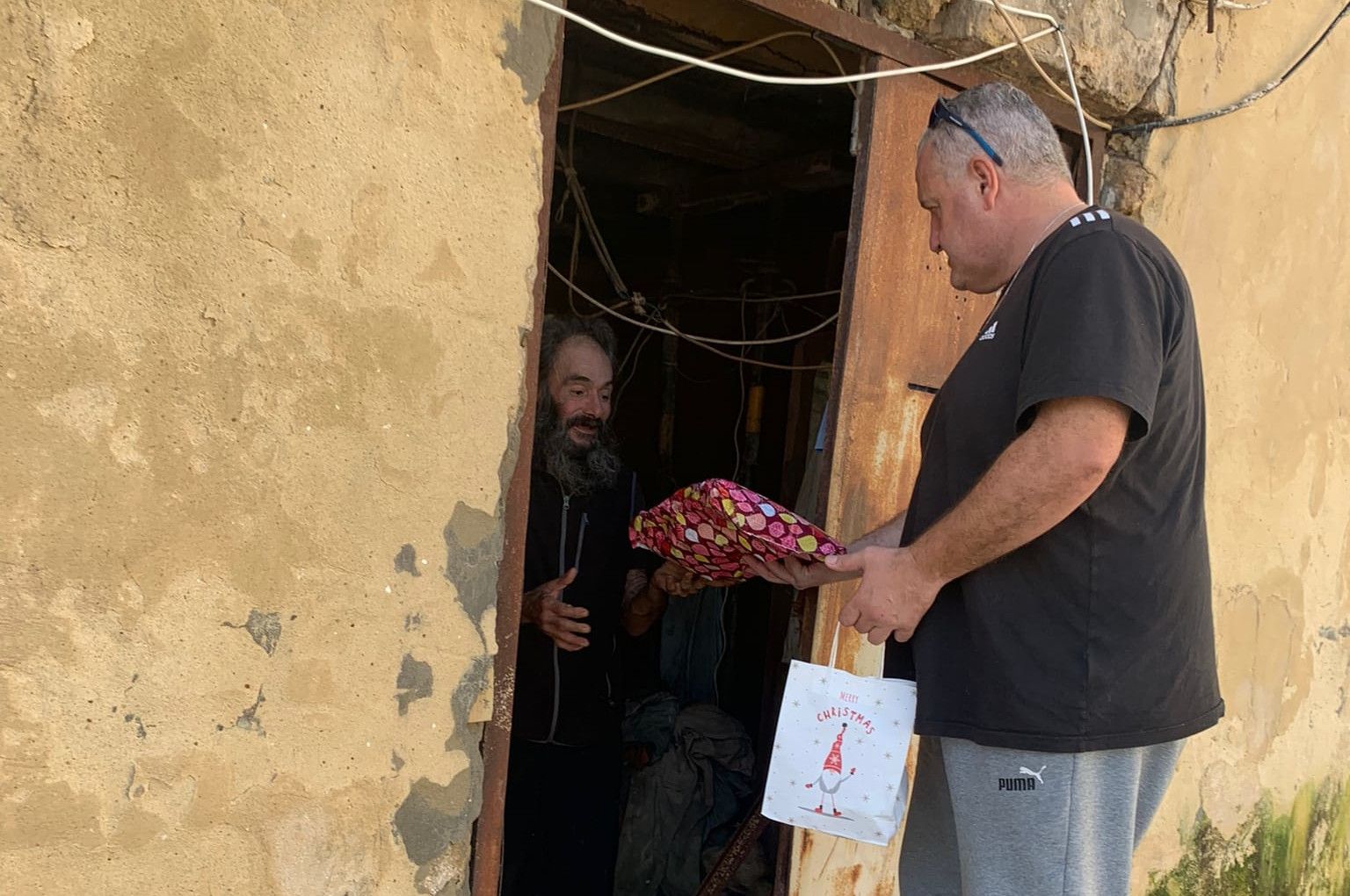 Miguel Sanz reparte regalos de Navidad a personas sin hogar en El Puerto.