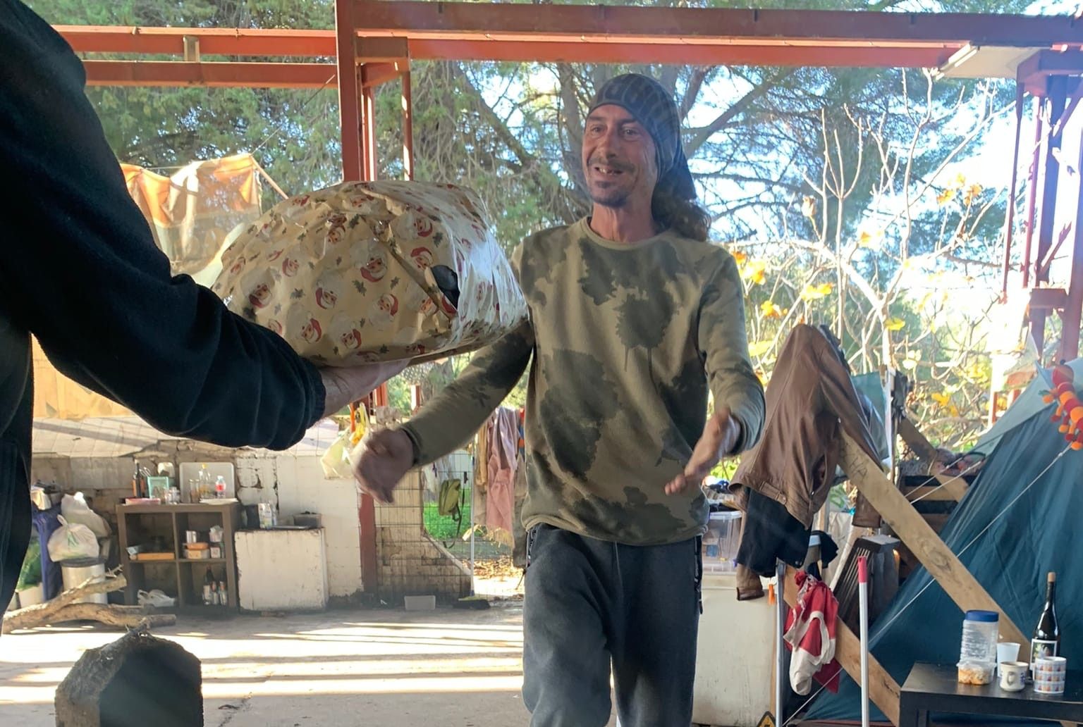 Miguel entrega uno de los regalos a una persona.