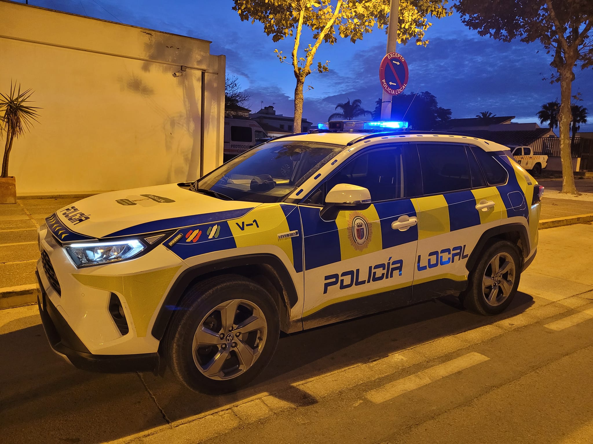 Policía Local de Conil interviene tras recibir una paliza un chico con el brazo escayolado y su primo enfermo de corazón.
