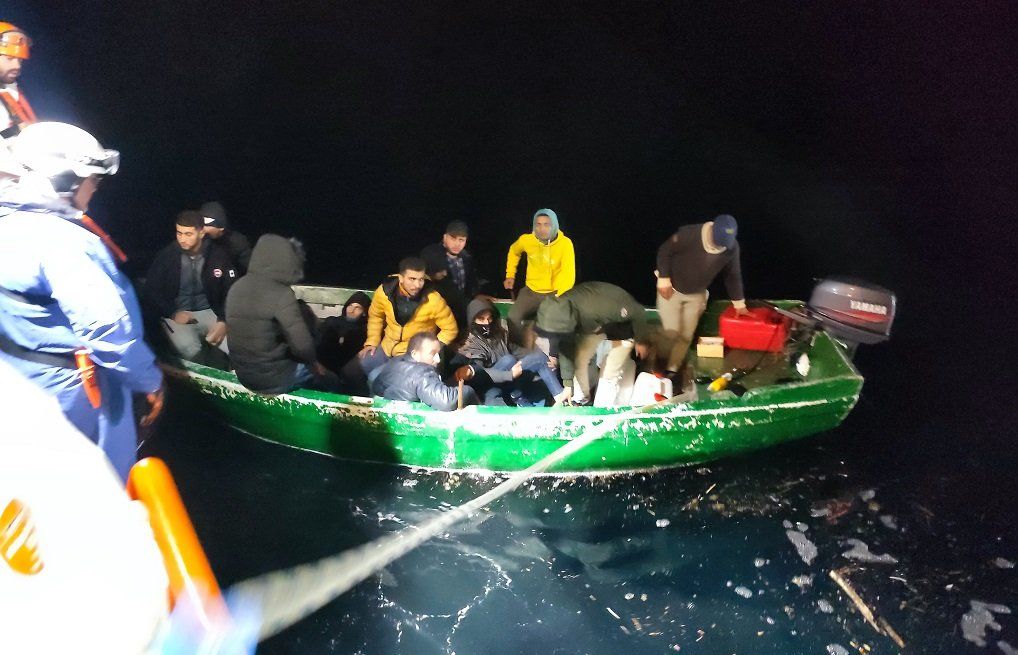 La patera rescatada en Nochebuena frente a la costa de Almería. SALVAMENTO MARÍTIMO