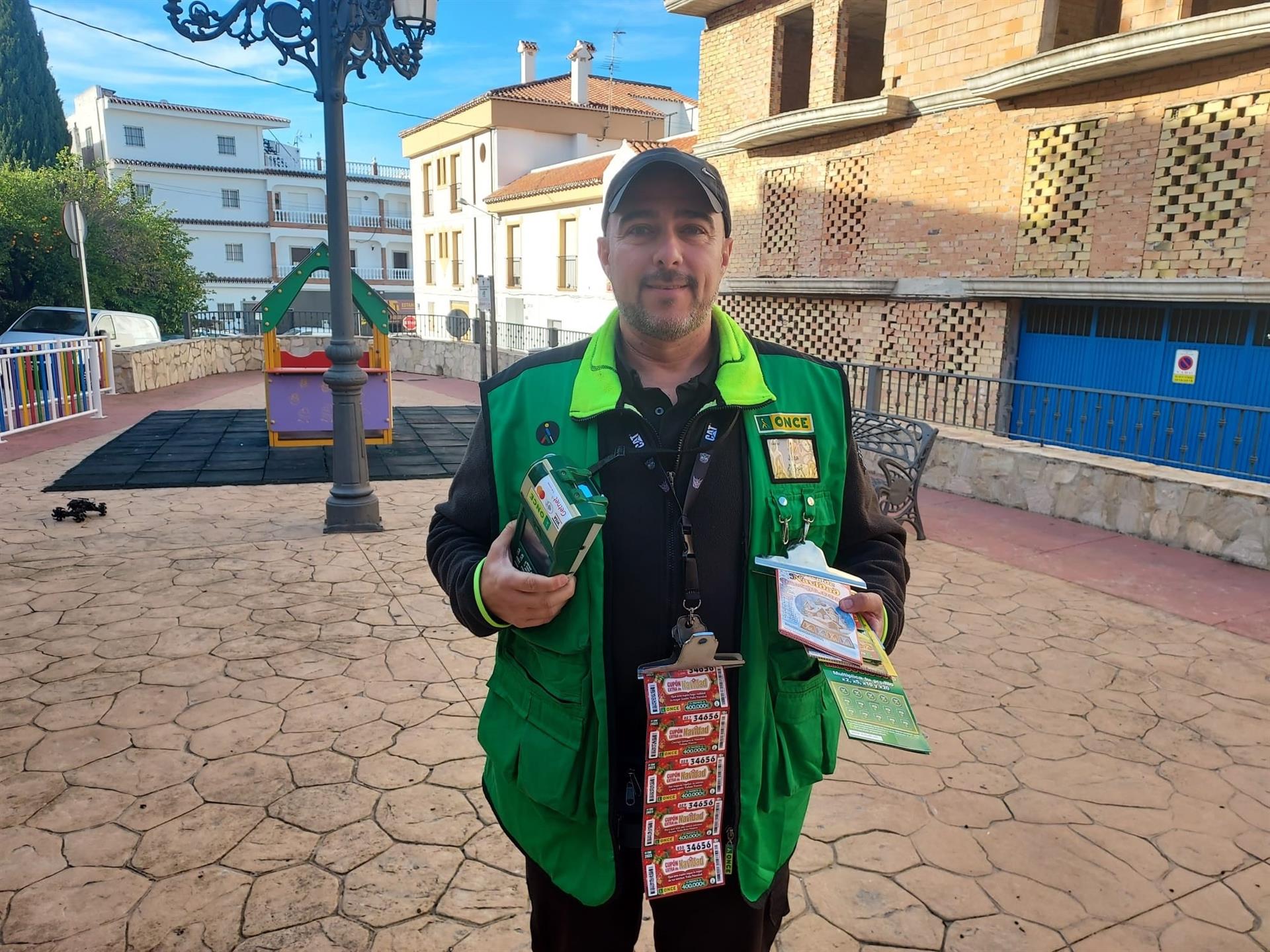 Benítez es vendedor de la ONCE que ha repartido un regalo de Navidad "maravilloso" en un pueblo de Málaga.