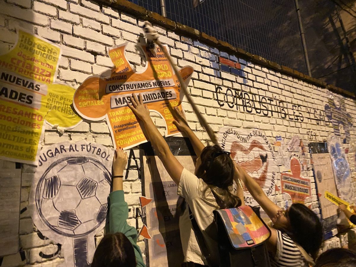Estudiantes pegando carteles en las calles de Montevideo.