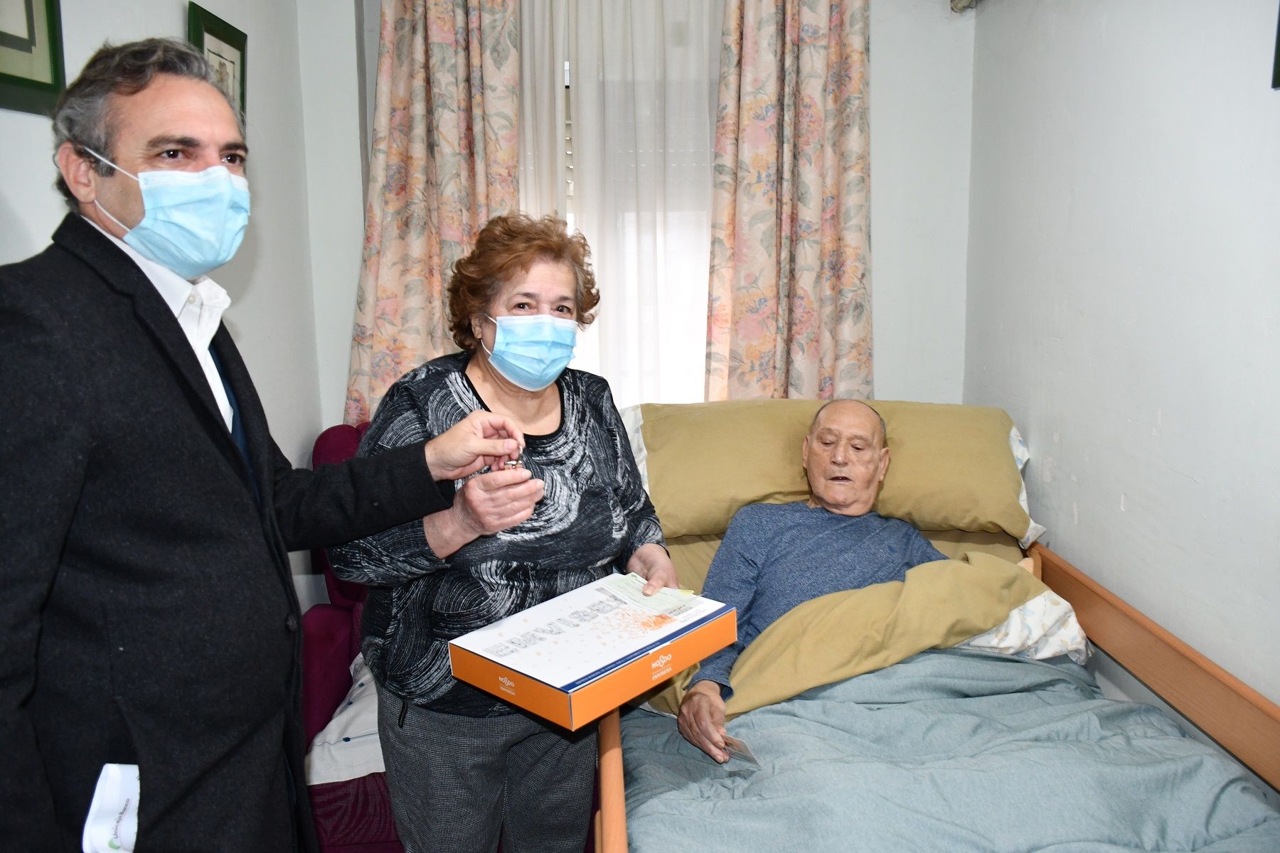 José Luis y su mujer, recibiendo las llaves de su nueva casa.