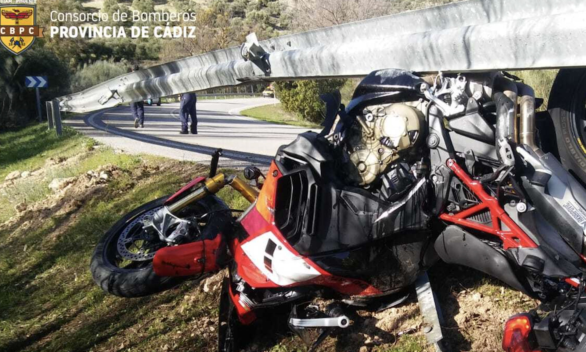Un motorista cae por un barranco en un grave accidente entre Olvera y Zahara de la Sierra.