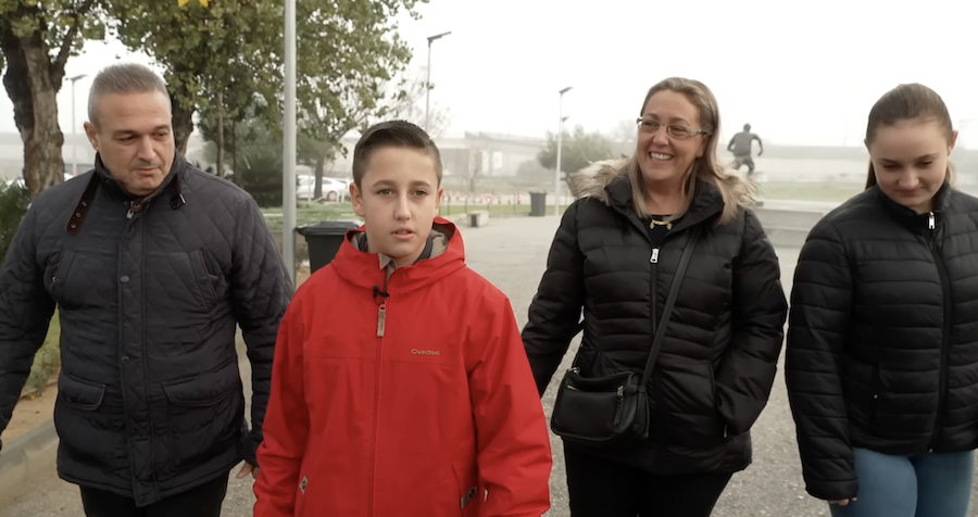 Manuel, acompañado de sus padres y su hermana.