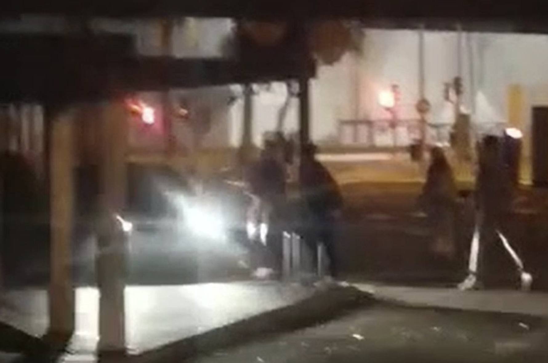 El conductor del presunto doble atropello intencionado se entrega en la Comisaría de Jerez. En la imagen, momentos del brutal atropello.