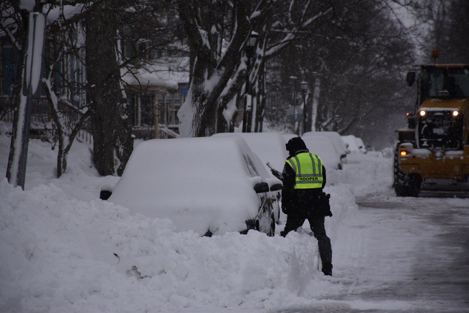Terrible nevada: 'Elliot' deja decenas de muertos en Estados Unidos. Imagen de patrulleros en Buffalo, Nueva York.