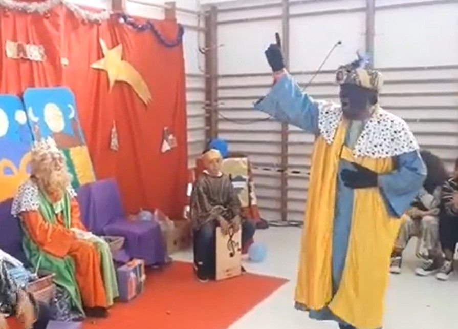 Juan El Macano canta bulerías como rey mago en el colegio San Juan de Dios de Jerez.  FACEBOOK