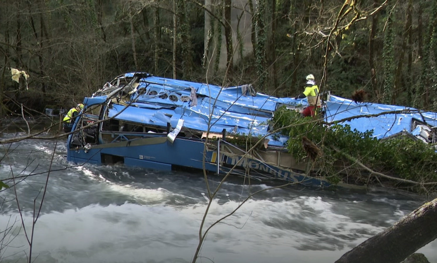 El chófer del autobús que cayó a un río en Nochebuena y otra superviviente, fuera de peligro.