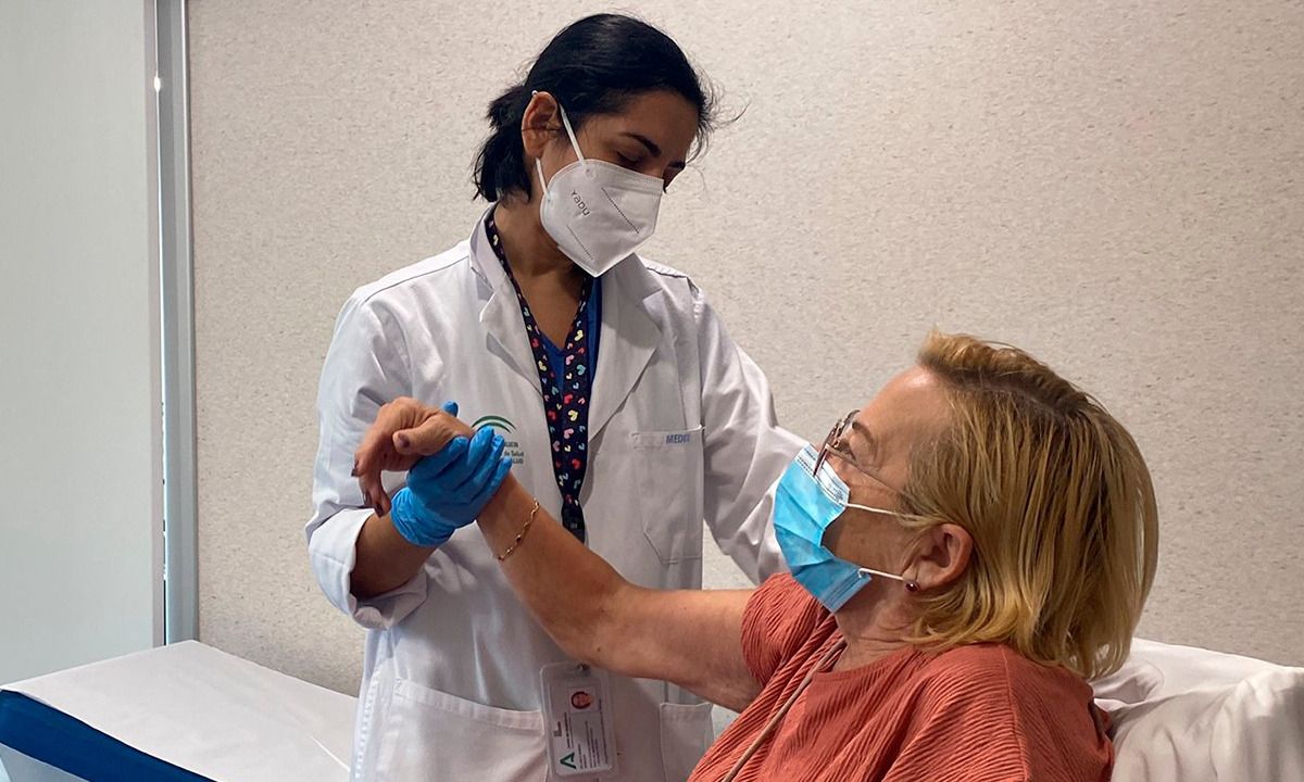 Una de las enfermeras que hacen guardias de noche atiende a una paciente en un hospital de Andalucía.