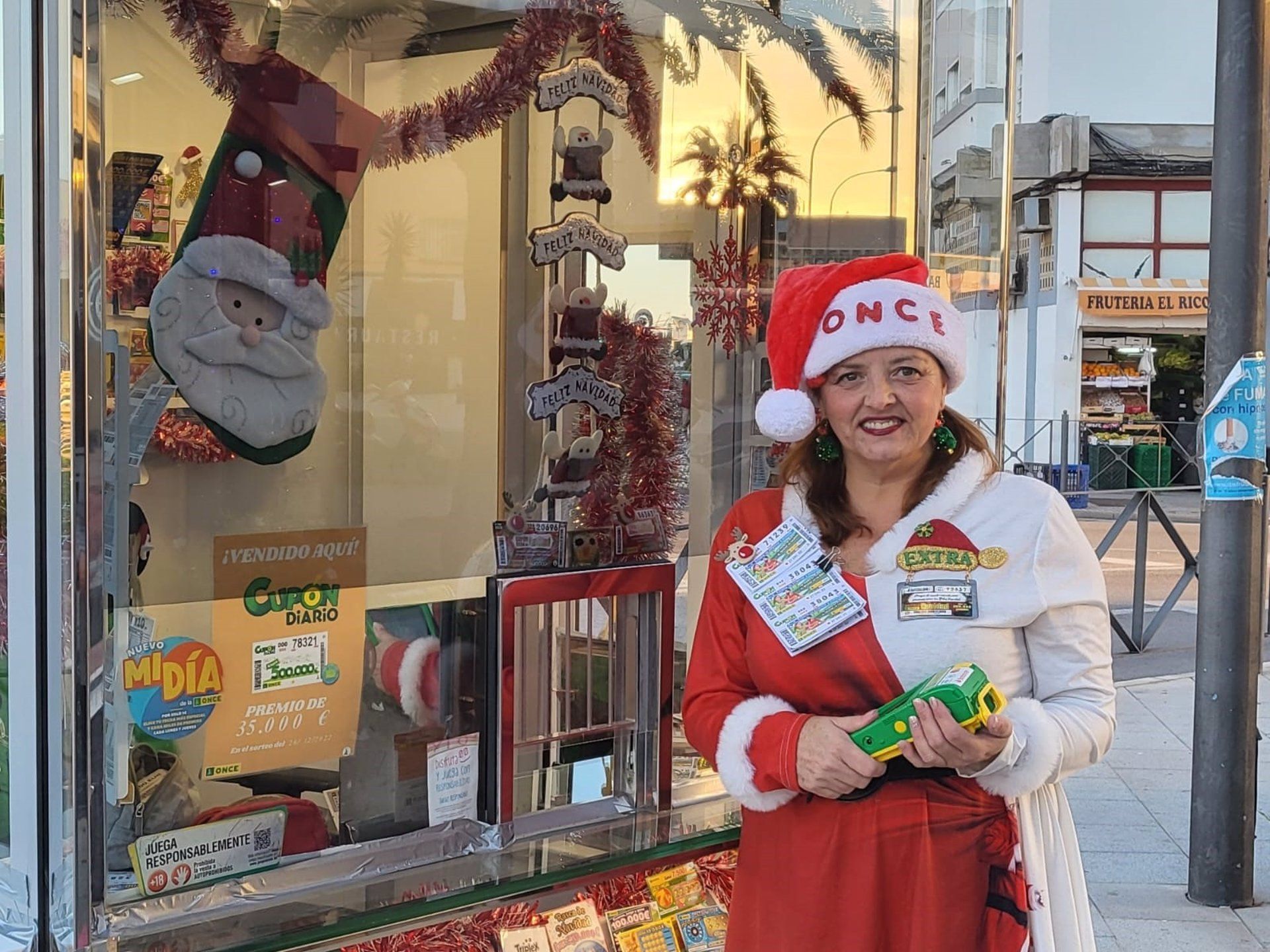 Susana Vidal, vendedora de la ONCE en San Fernando, donde ha repartido suerte a diez personas.