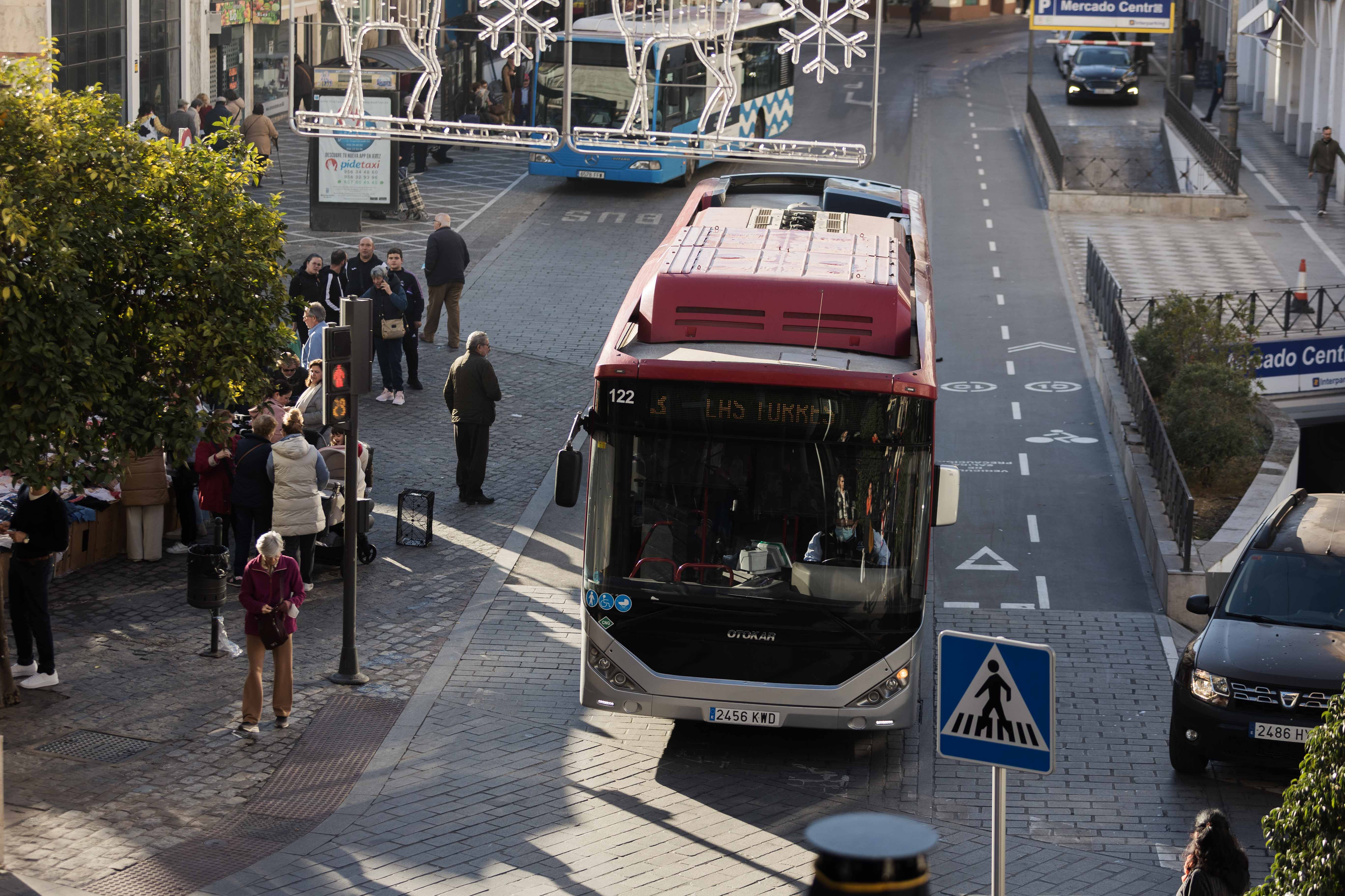 Un autobús urbano en el centro de Jerez, en una imagen reciente.