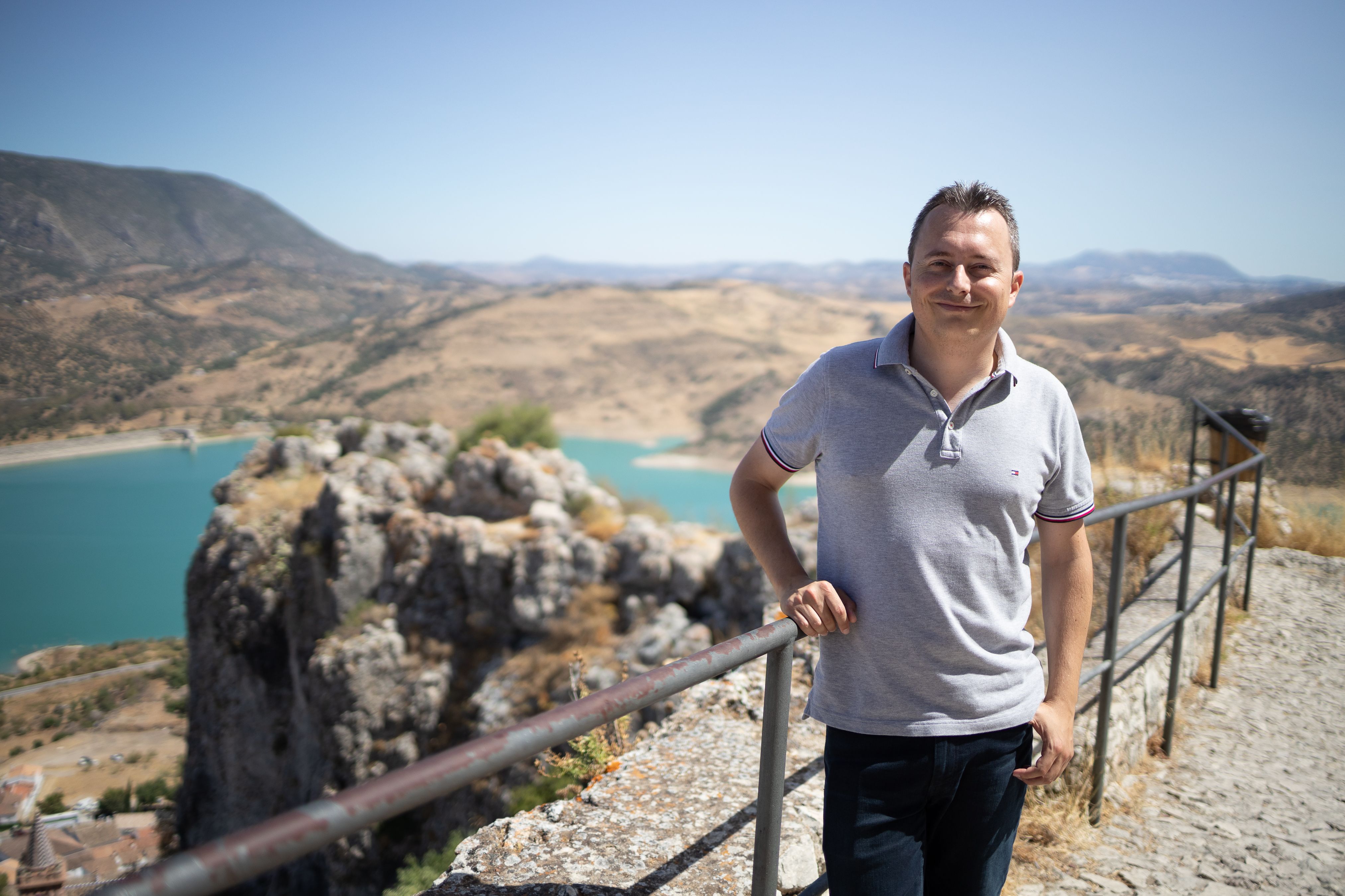 Santiago Galván, con el embalse de Zahara-El Gastor al fondo. FOTO: JUAN CARLOS TORO