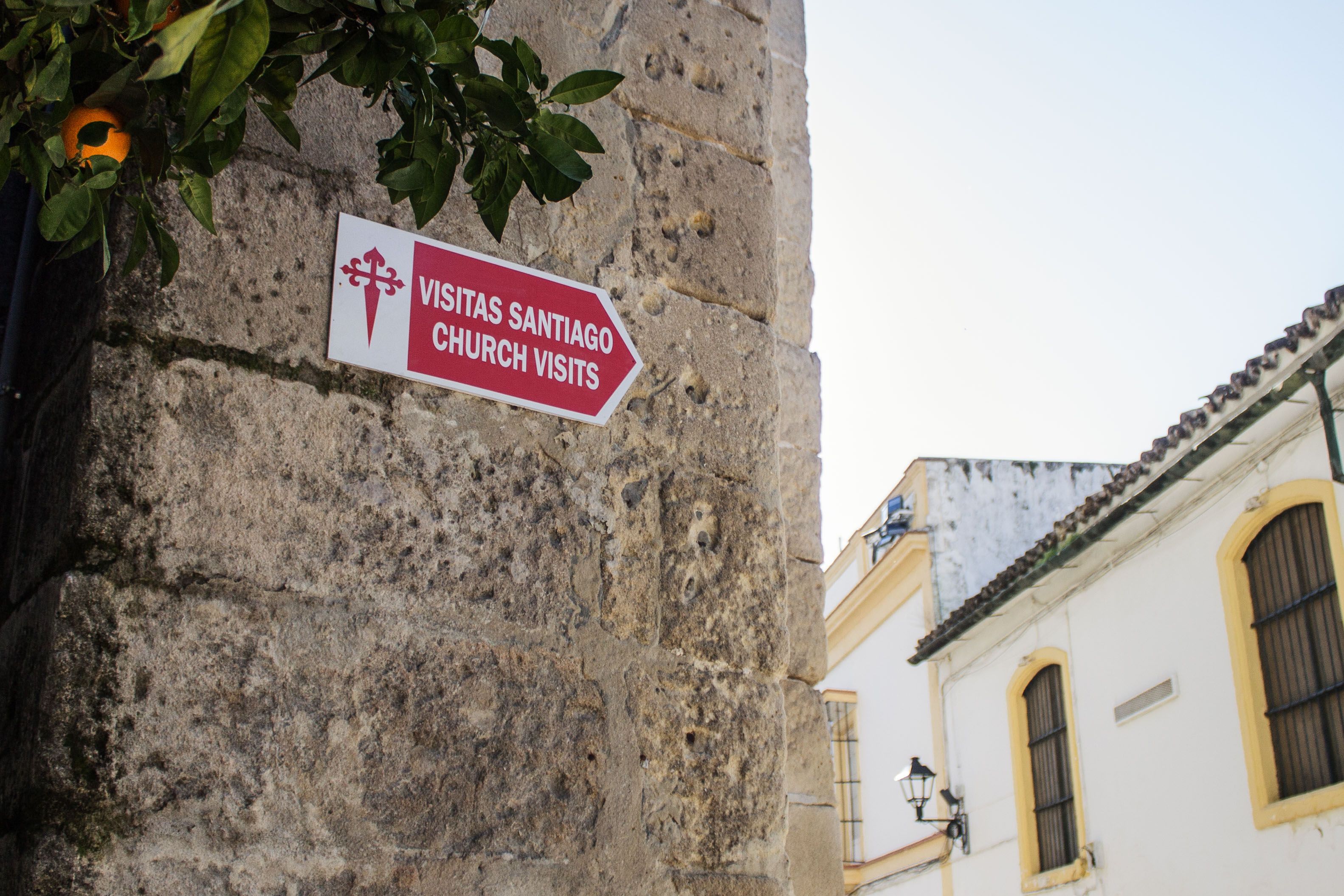 Cartel indicador en la fachada de Santiago indicando el acceso a las vistas.