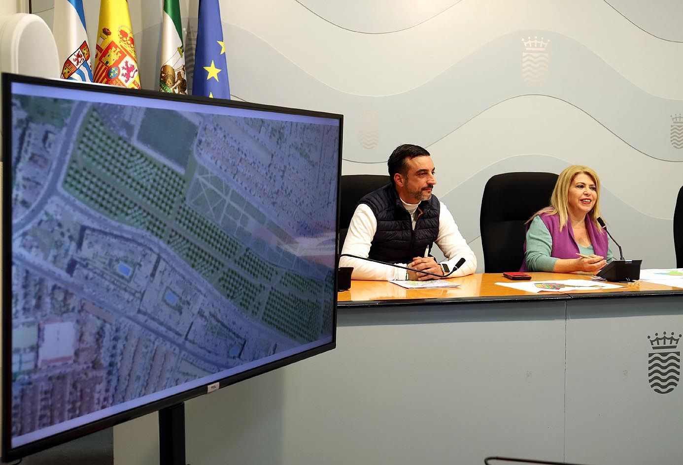 Mamen Sánchez y José Antonio Díaz presentan en rueda de prensa, este martes en el Ayuntamiento de Jerez, el proyecto de bosque urbano en La Canaleja.