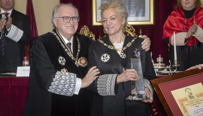 María Luisa Segoviano recibiendo el premio de manos de José Blas Fernández Álvarez, presidente del Consejo Andaluz de Colegios Oficiales de Graduados Sociales.