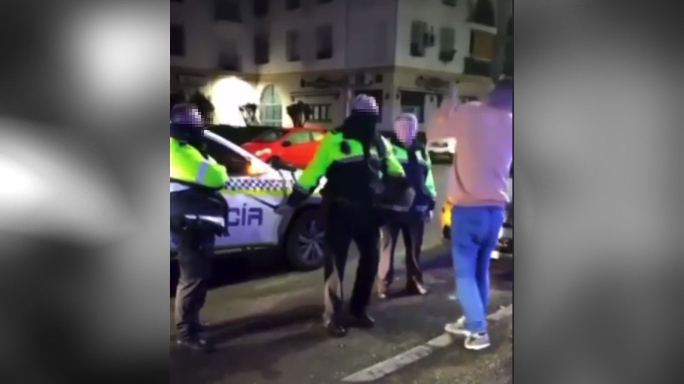 Momento de la agresión del policía local de Jerez.