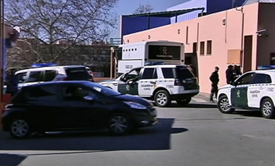 Estrechan el cerco al individuo con antecedentes que disparó a su mujer delante de sus hijos en Granada. Guardia Civil en Armilla, Granada, en una imagen de 'Canal Sur'.