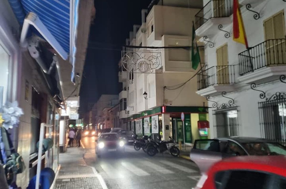 Calle Pío XII en Barbate, con el alumbrado apagado desde hace dos semanas.