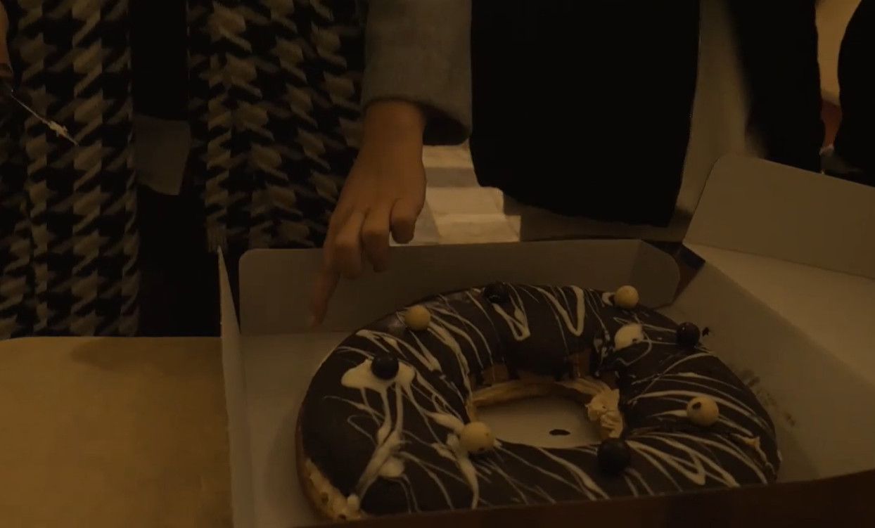 Roscones solidarios con regalos en la Hermandad del Amor de Chiclana.