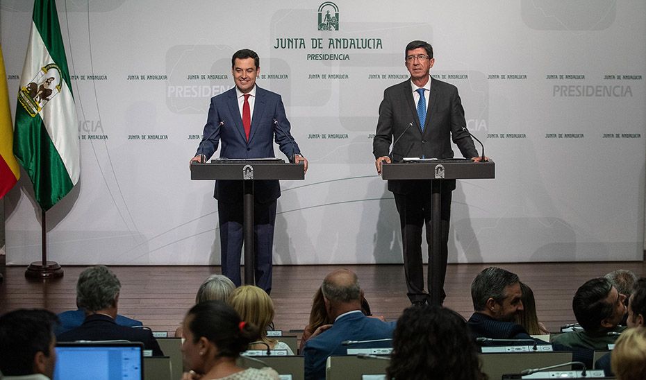 El presidente Juanma Moreno junto al vicepresidente Juan Marín, en San Telmo.