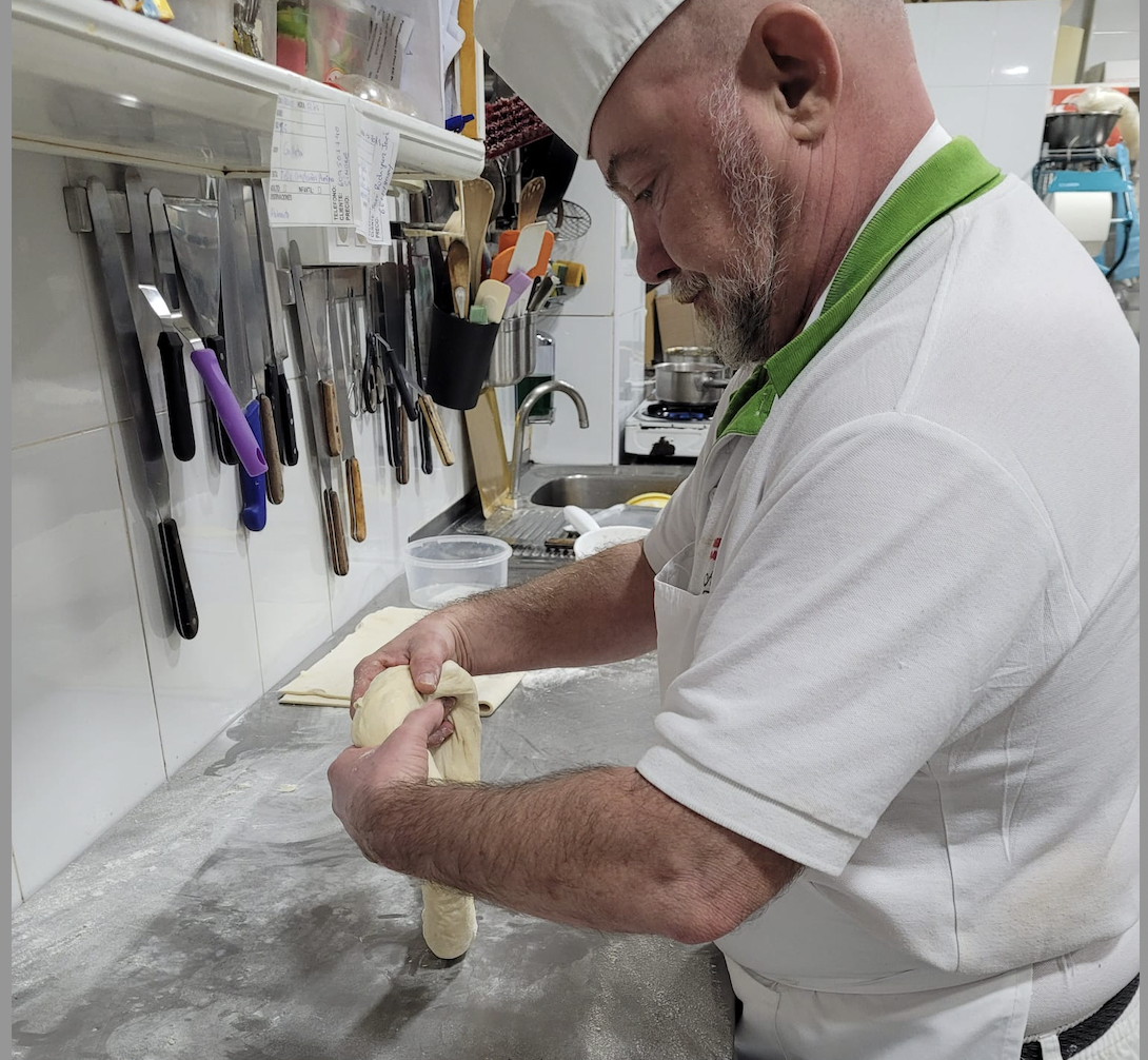 El repostero trabajando la masa para los roscones de reyes.