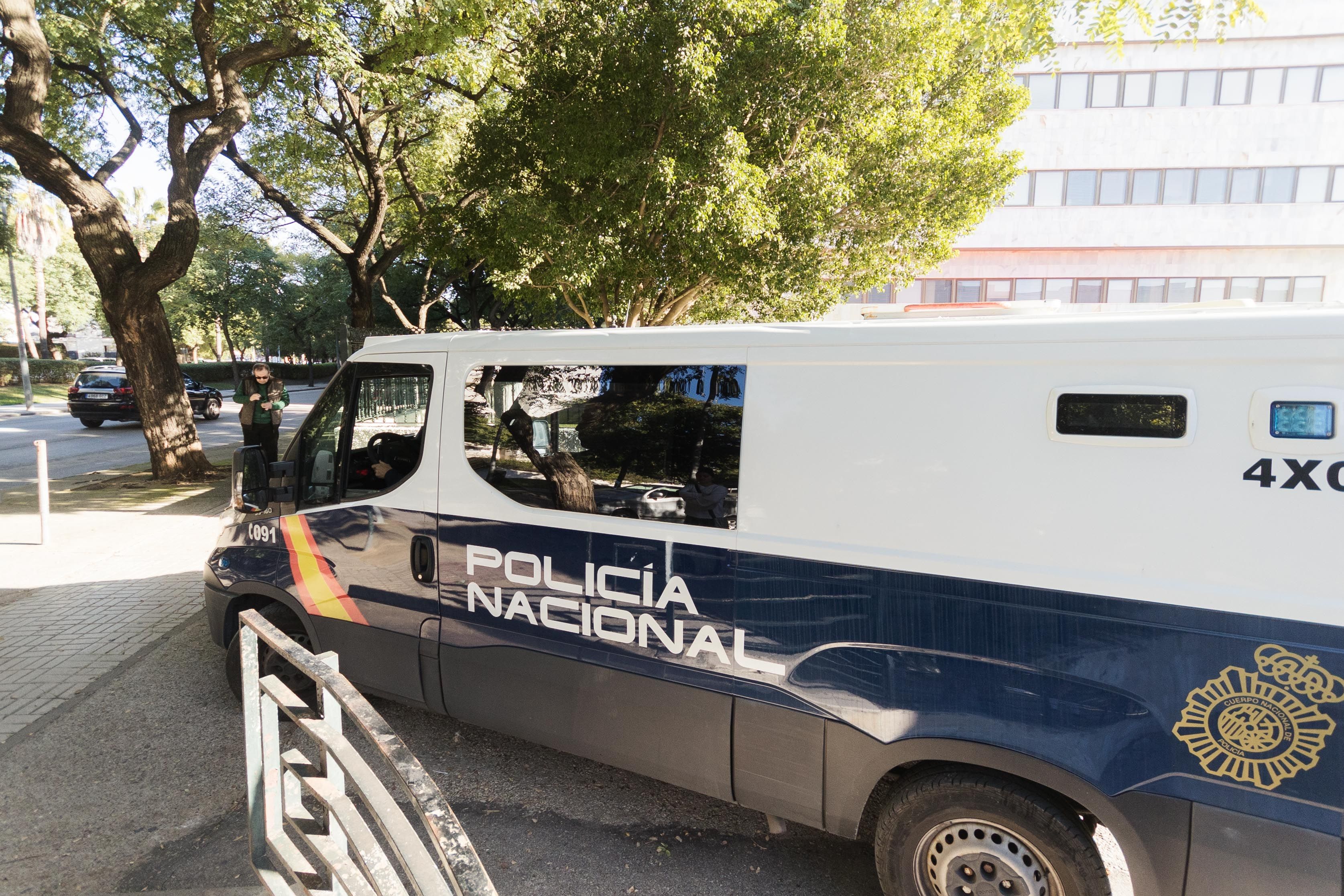 Furgón policial en el Juzgado de Jerez, con el principal acusado del atropello intencionado del 25 de diciembre.
