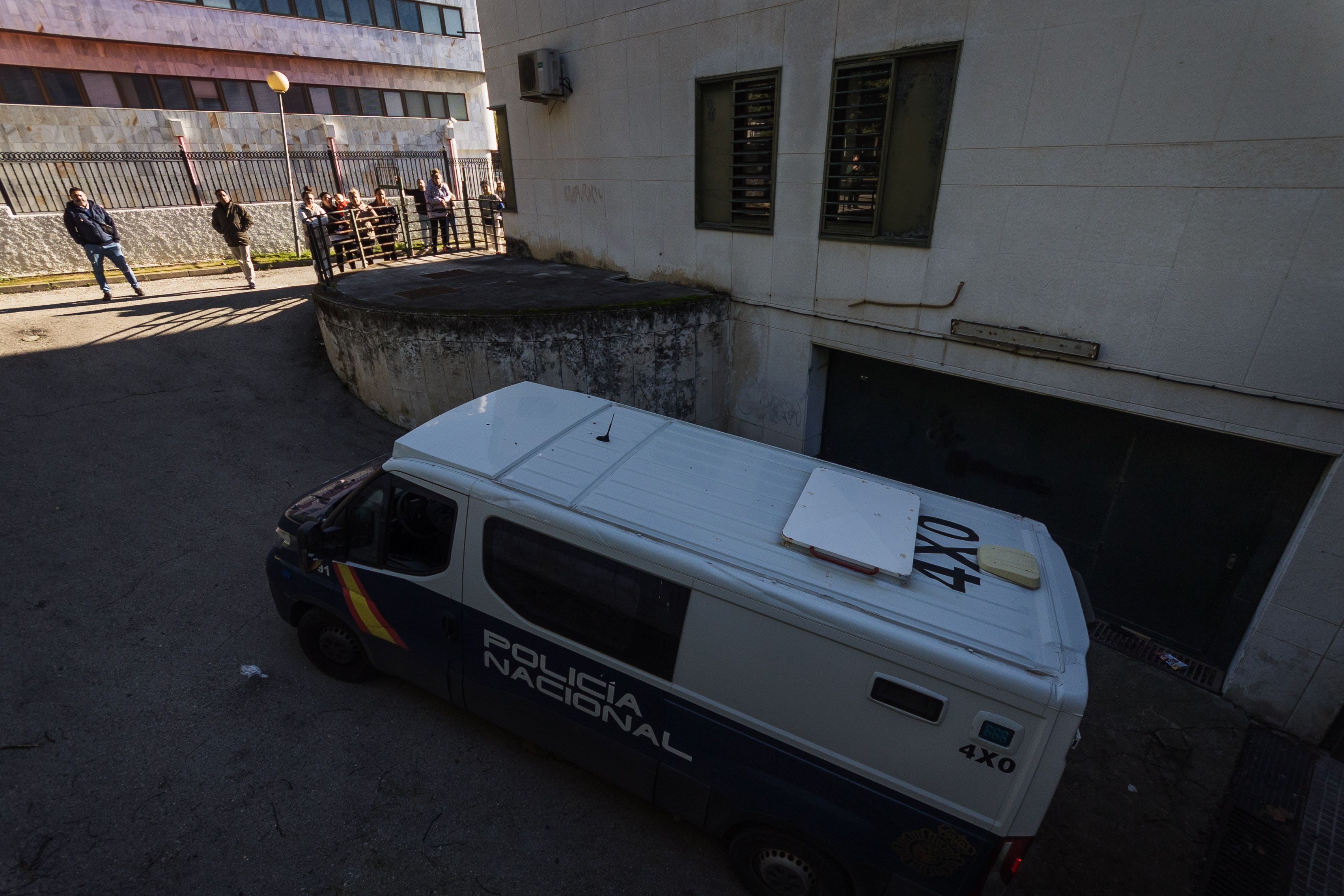 Momento de la entrada al Juzgado del furgón policial con uno de los detenidos por el atropello doble en Jerez, este miércoles. Momento de la entrada al Juzgado del furgón policial con uno de los detenidos por el atropello doble en Jerez, este miércoles.