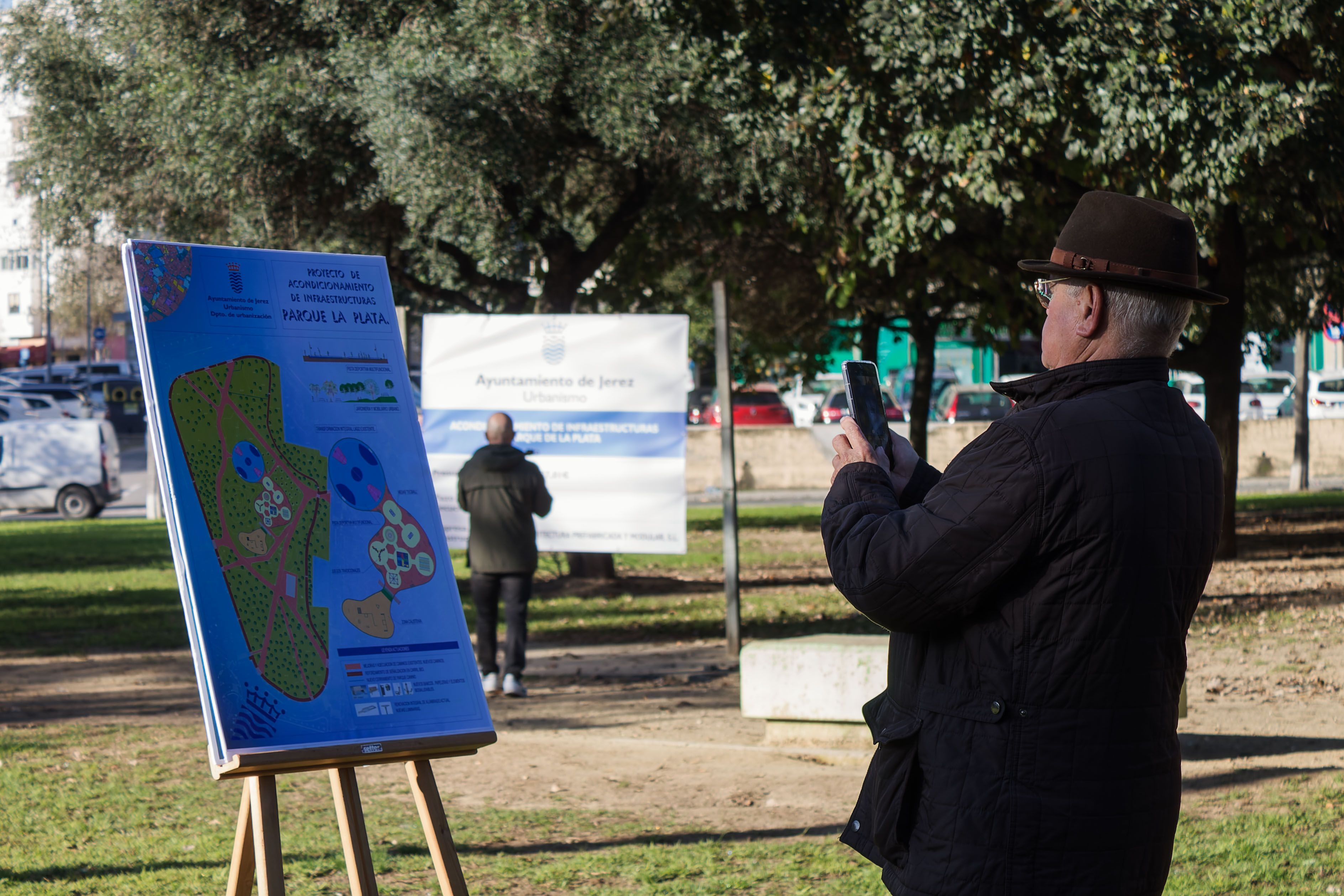 Manuel Cazorla, presidente de Solidaridad, saca una foto al detalle del proyecto de renovación del parque de La Plata.