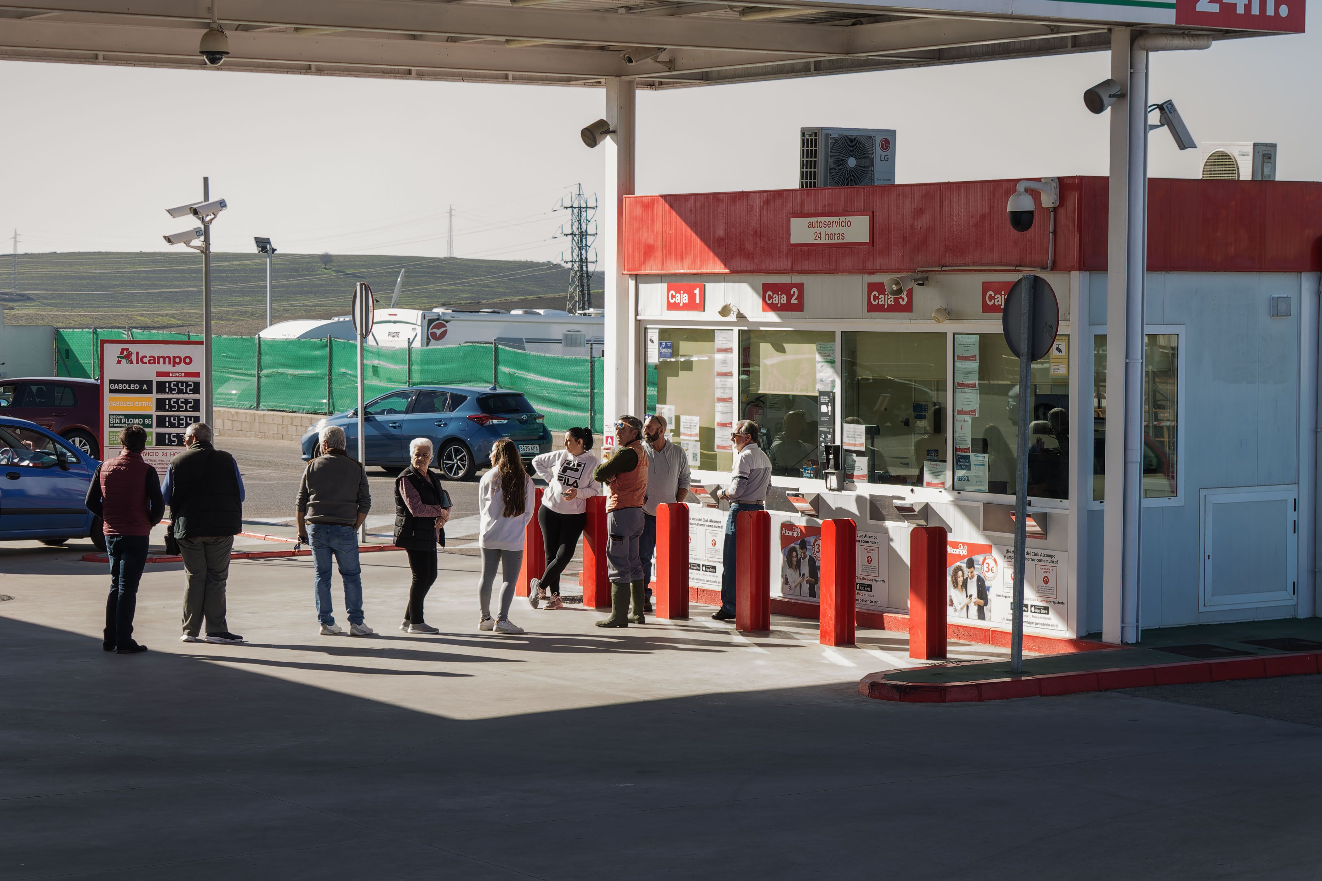 Colas en las gasolineras, como las de la imagen, en Jerez, antes de que acabe la bonificación para el combustible.