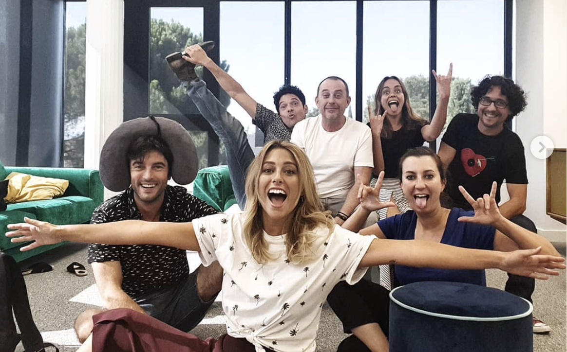 Foto subida por la actriz Blanca Suárez a su cuenta de Instagram con parte del equipo de rodaje de 'El verano que vivimos'.