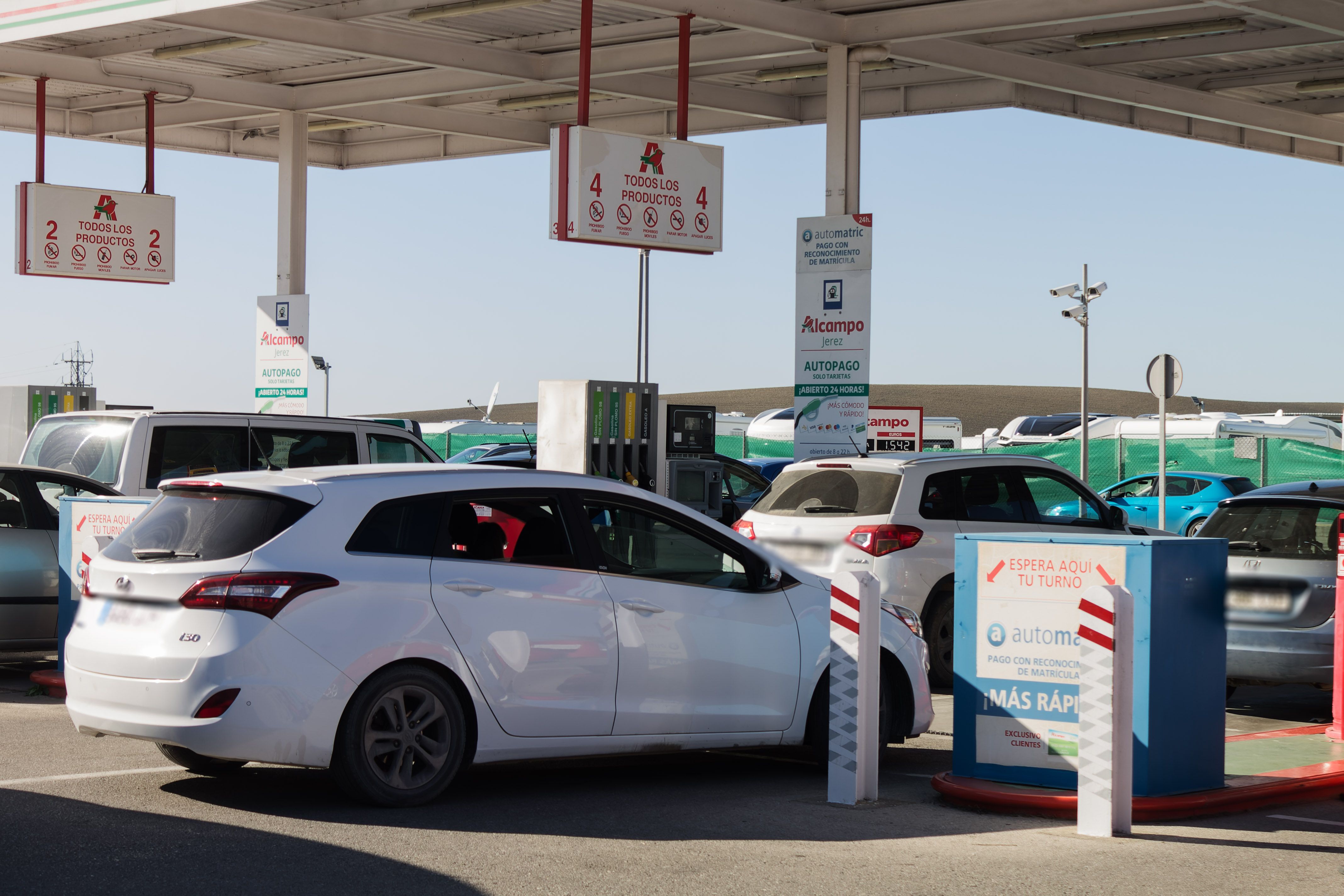 Imágenes de vehículos repostando en gasolineras pasarán a convertirse en historia en unos años. 