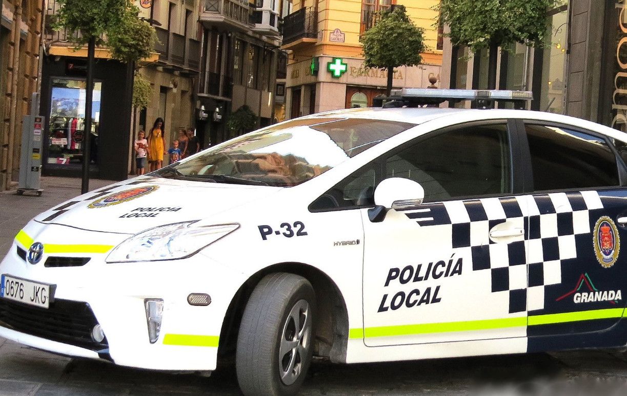 La Policía Local de Granada detiene a un hombre que enseñó los genitales.