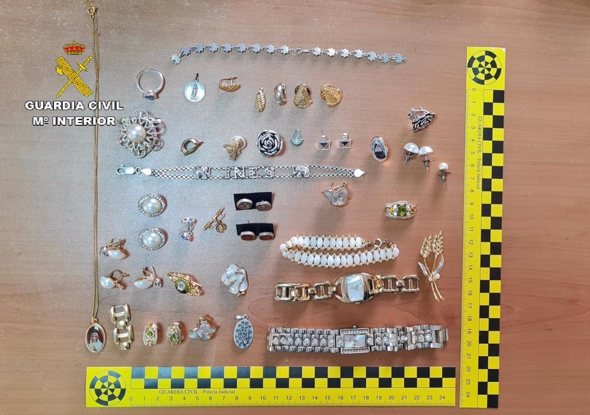 Roba en Tarifa unos 7.000 euros en joyas de su abuela de 93 años.