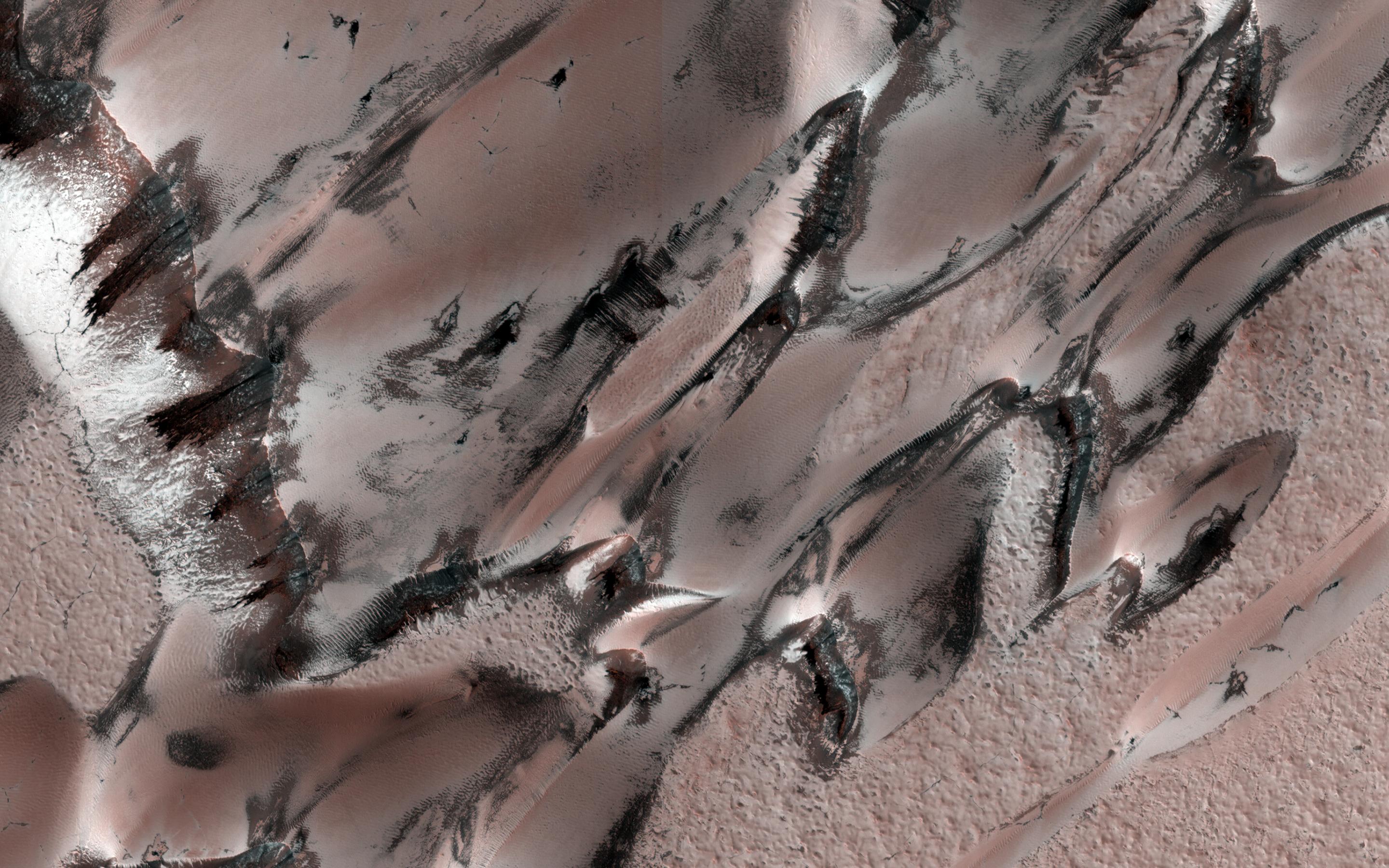 HiRISE capturó estas "megadunas", también llamadas barchans. Escarcha de dióxido de carbono y hielo se han formado sobre las dunas durante el invierno. / NASA/JPL-Caltech/Universidad de Arizona