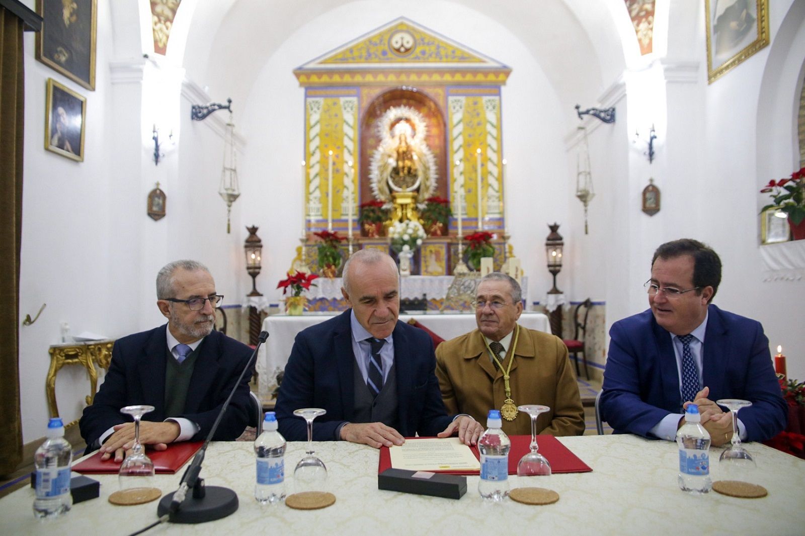 Rescate del patrimonio religioso de Sevilla: 230.000 euros se invertirán en 2023. En la imagen, el alcalde de Sevilla durante la firma de uno de los convenios.