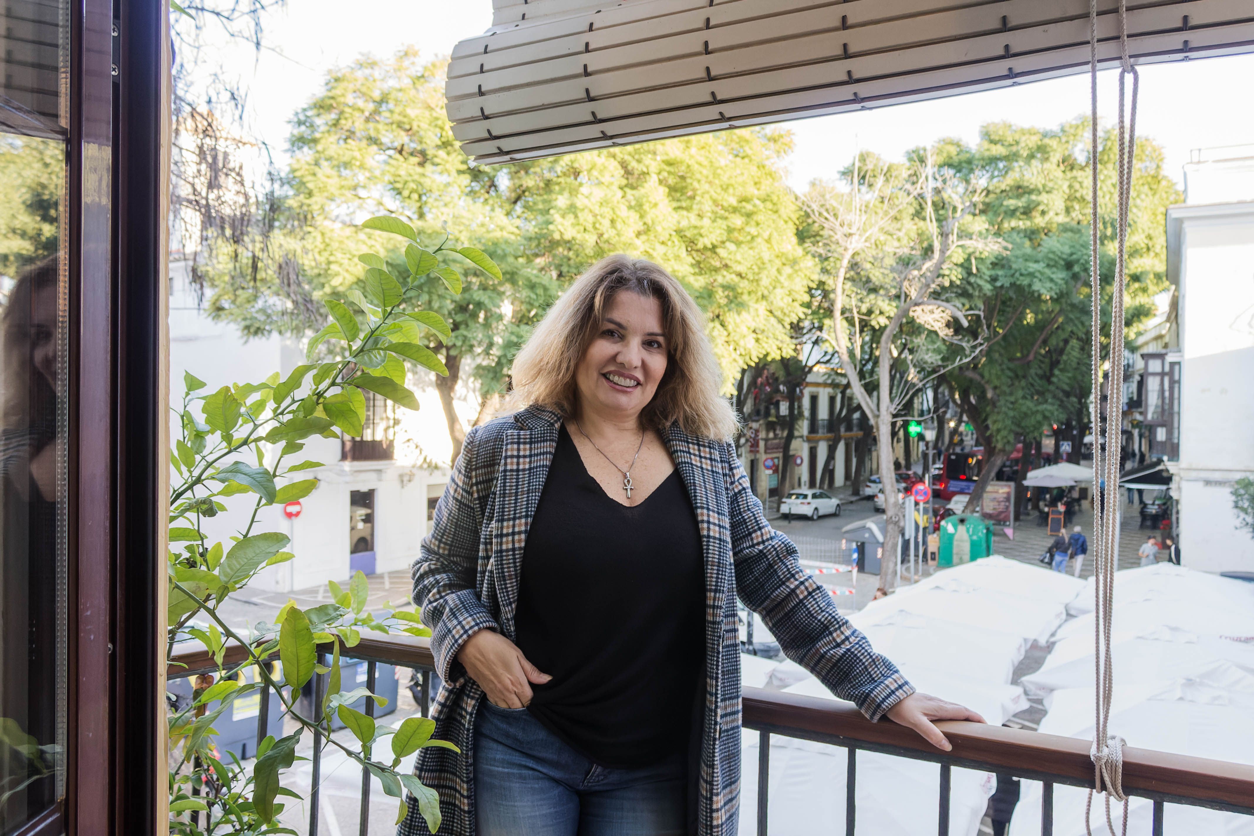 Herminia Álvarez, delante del balcón de su taller de costura, antes de la entrevista con lavozdelsur.es.