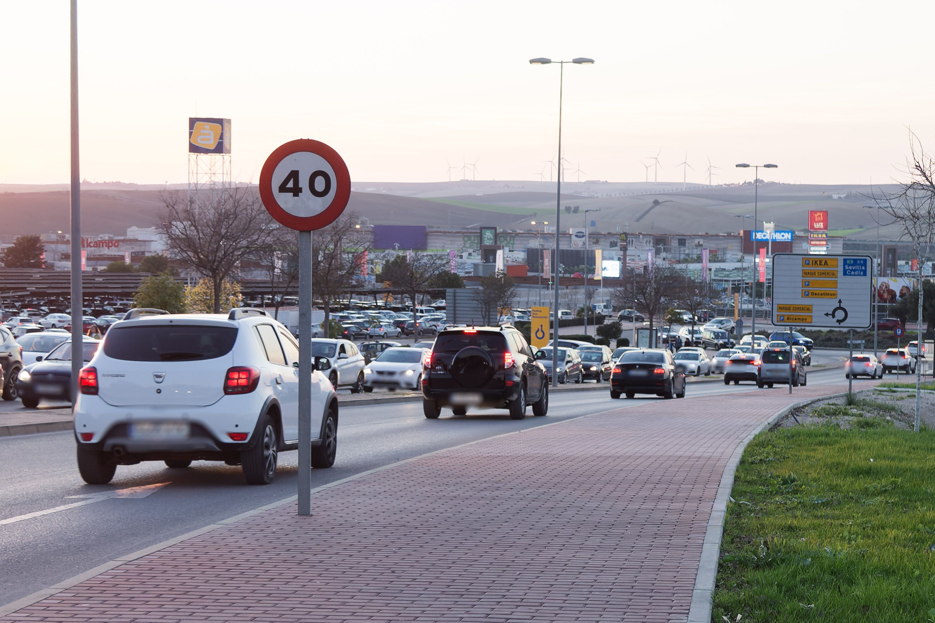 Tráfico denso en la entrada a centros comerciales en Jerez.