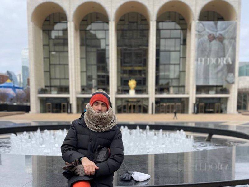 Ismael Jordi sometido al rigor invernal de Nueva York, posando ante el Metropolitan Opera House.  
