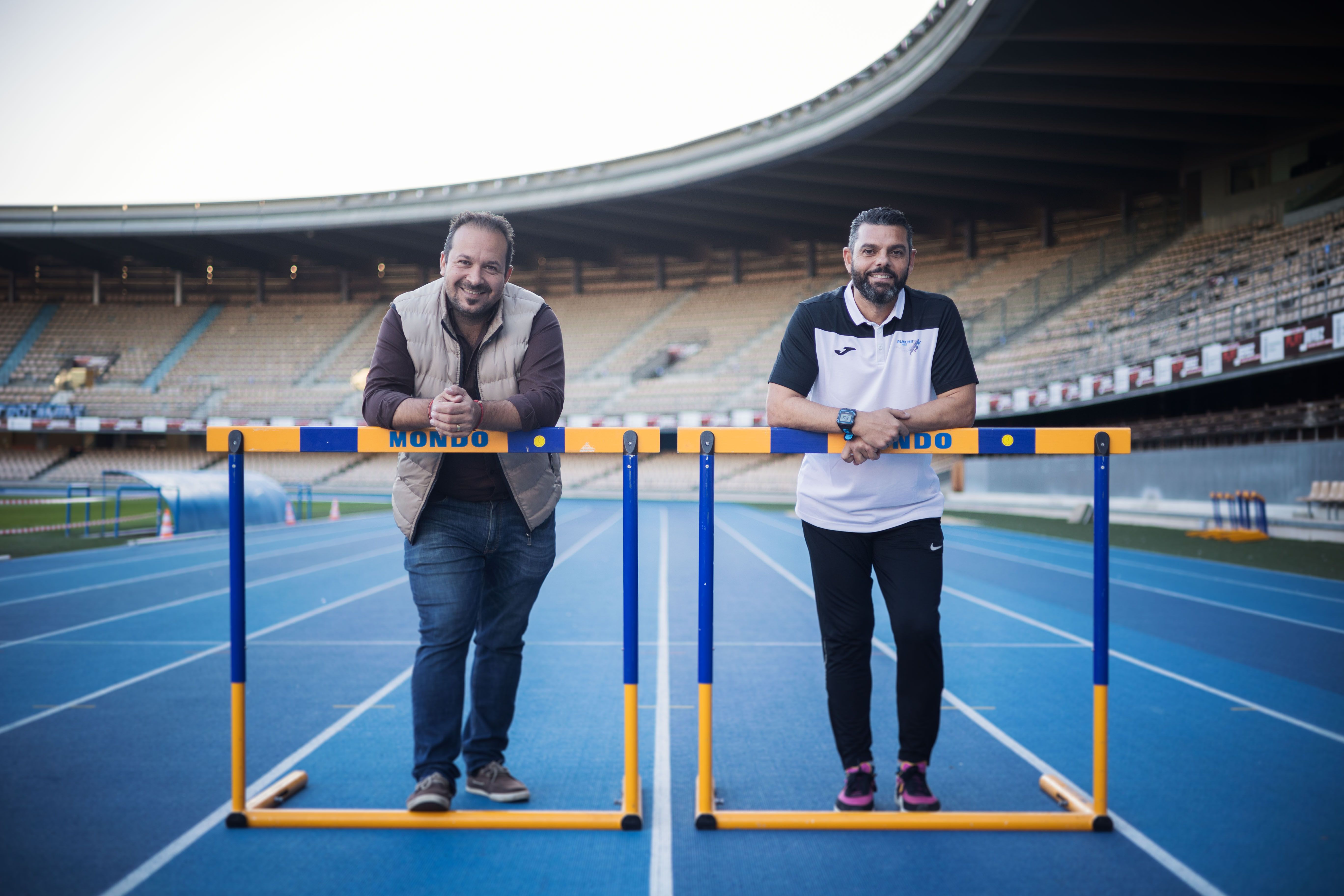 Salvador y Joaquín, impulsores del primer circuito de carreras, en la pista de atletismo del estadio Chapín en Jerez. Salvador y Joaquín, impulsores del primer circuito de carreras, en la pista de atletismo del estadio Chapín en Jerez.