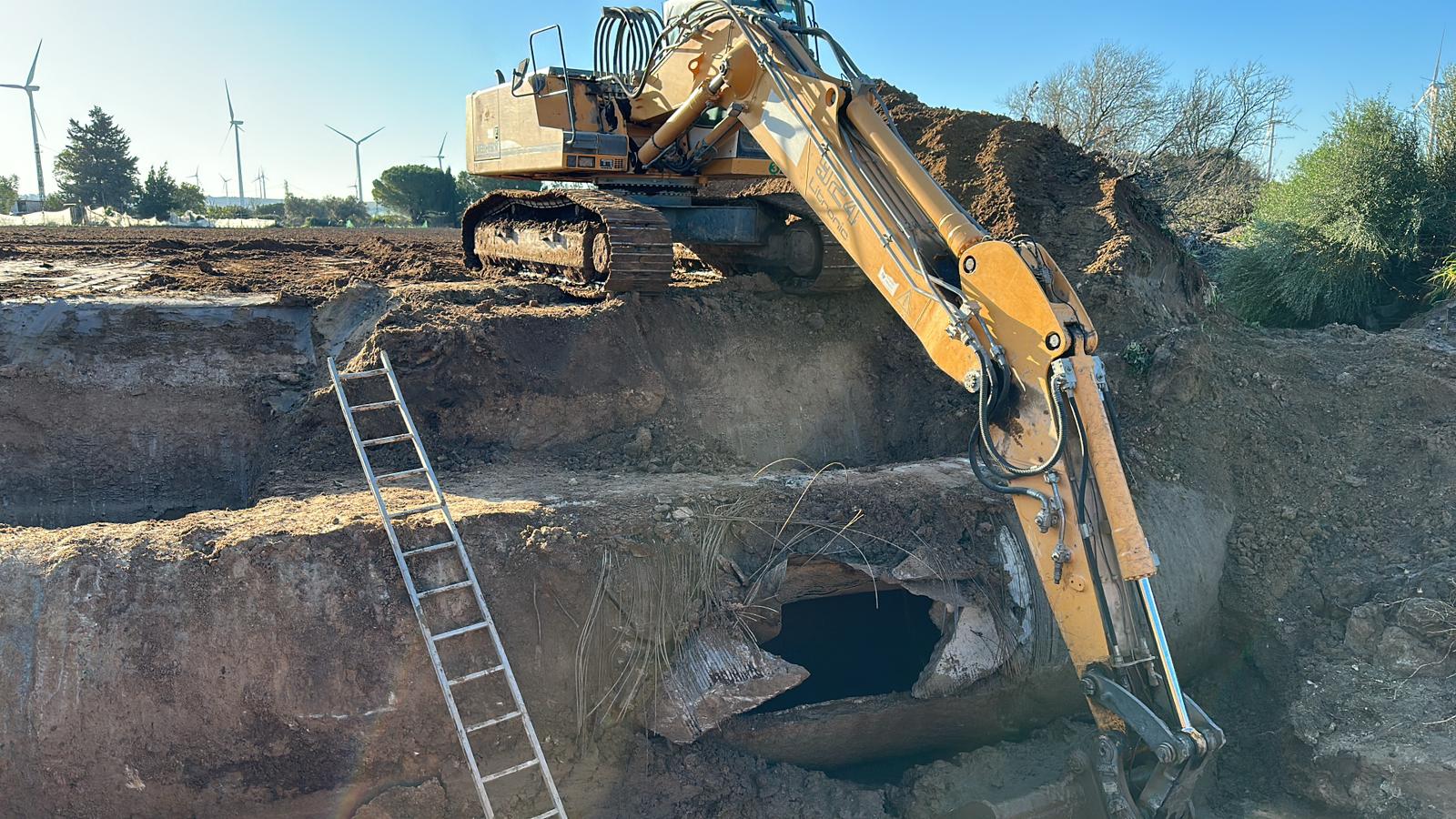 Actuación de emergencia por una rotura en la Arteria II, una de las principales tuberías que abastecen a Cádiz.