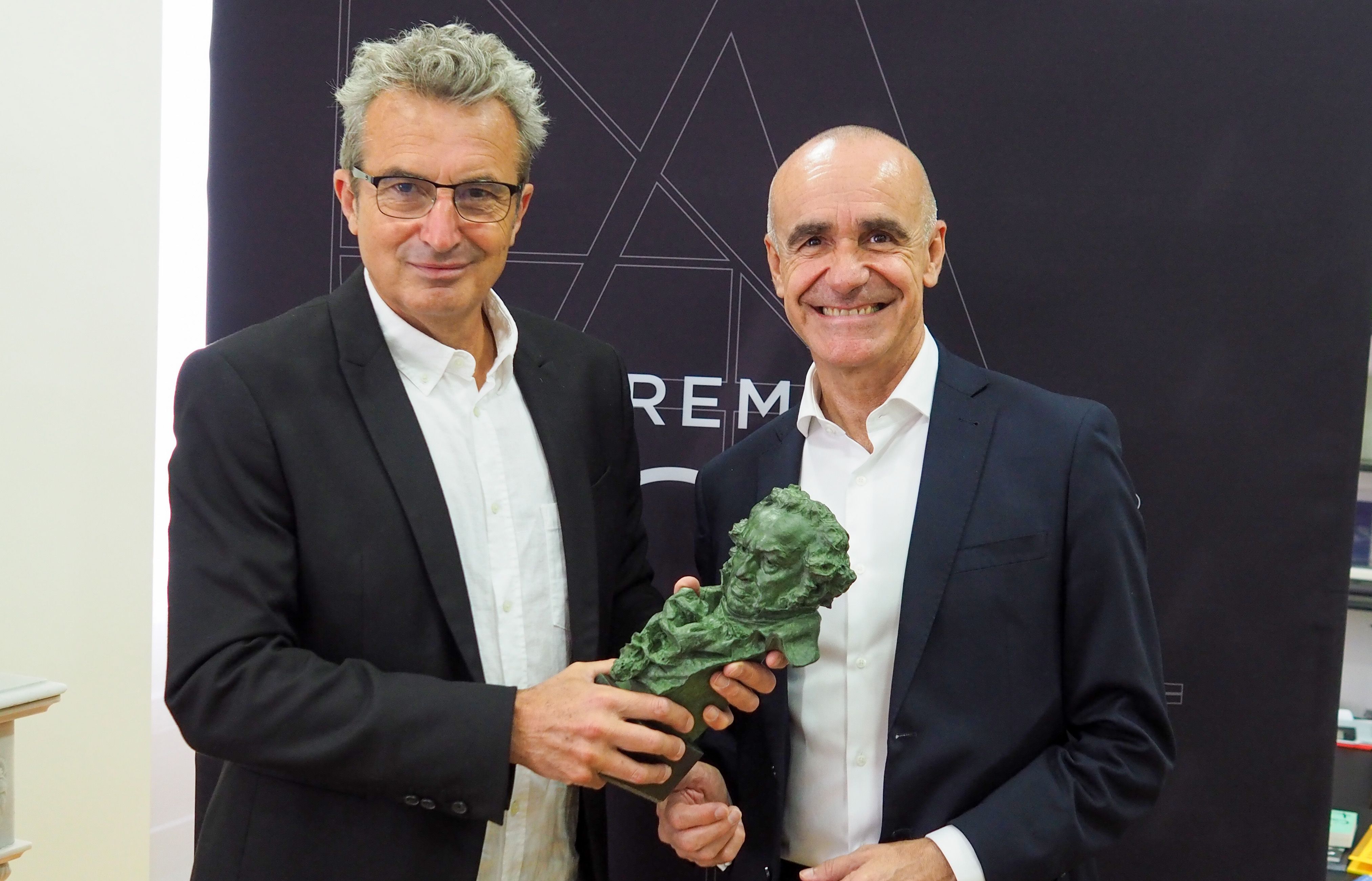 El ex presidente de la Academia del Cine Español, Mariano Barroso, premio Goya en mano, junto al alcalde de Sevilla, Antonio Muñoz, este año.